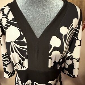 Black/white v-neck dress